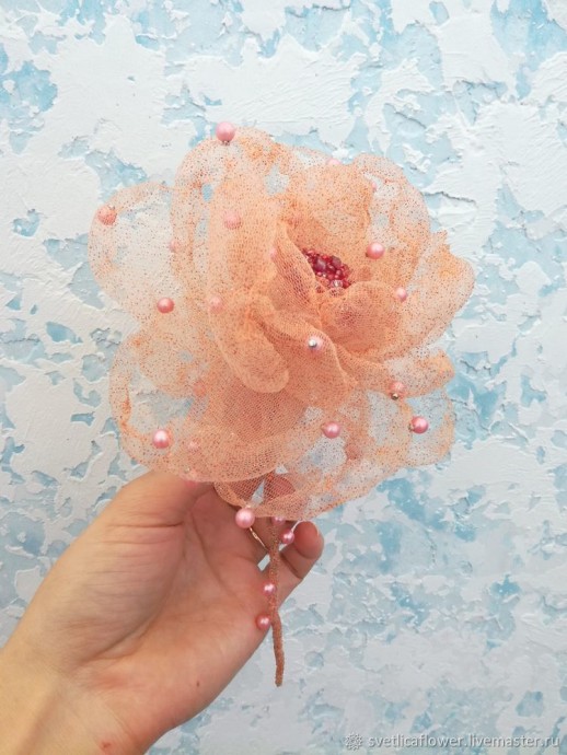 Роскошная брошь в виде нежного цветка