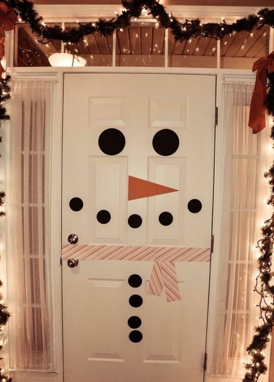 Снеговики в новогоднем декоре дома
