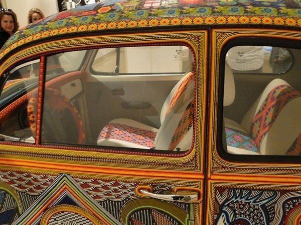 ​Машина, полностью покрытая узорами из бусин: идея для творчества