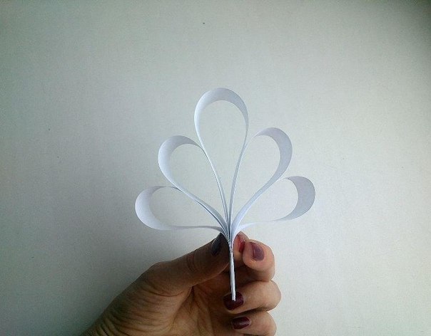 Новогодняя идея для украшения своей комнаты объемными снежинками Новогодняя идея для украшения своей комнаты объемными снежинками