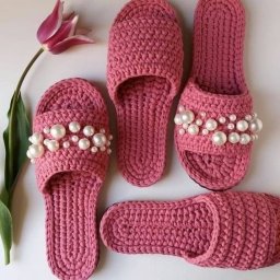 Очень симпатичные вязаные домашние тапочки