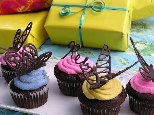 ​Шоколадные бабочки для украшения тортов и кексов
