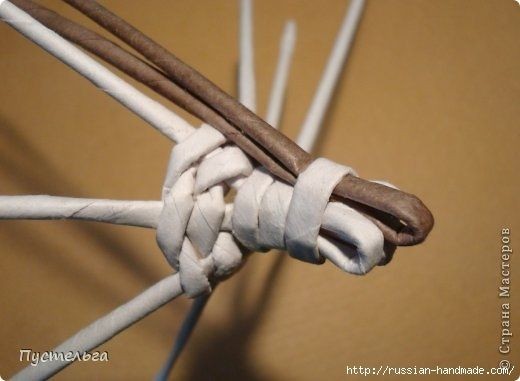 ​Енот из газетных трубочек