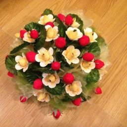 Ягодки и цветочные клубники