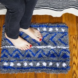 ​Красивый прикроватный коврик из пряжи своими руками