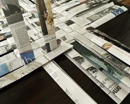Корзинка из газетных полос