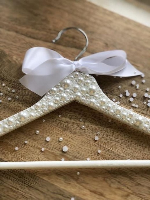 ​Украшаем вешалки кружевами и жемчугом
