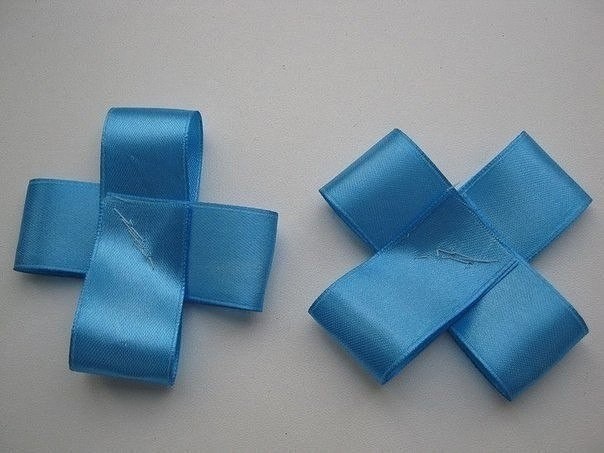 Брошь из атласных лент