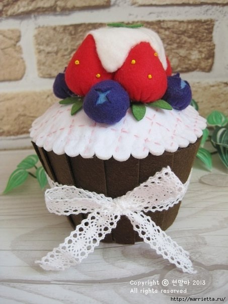 Клубничный кекс из фетра: мини-мастер-класс