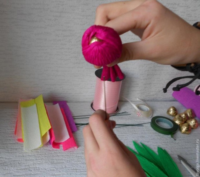 Простой и красивый способ создать милый букетик из конфет