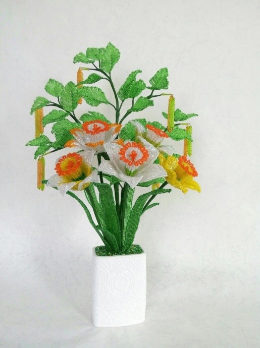 Весенняя композиция из бисера и рубки