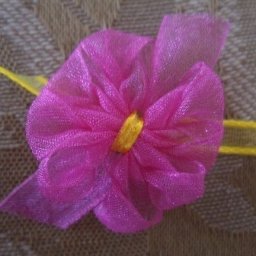 ​Маленький пышный бантик из лент двух цветов