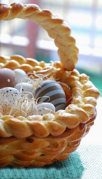 Плетёная пасхальная корзинка из дрожжевого теста