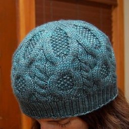 Шапочка с узором из переплетений