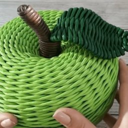 Яблоко-корзинка из газетных трубочек своими руками