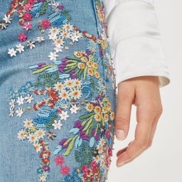 ​Вдохновляющие идеи нежной вышивки с цветами на джинсах