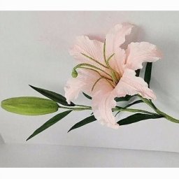 Лилия из гофрированной бумаги