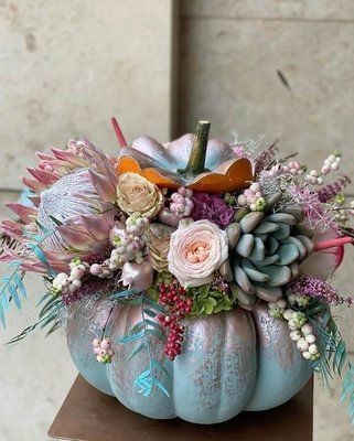 ​Цветочные композиции с вазой из тыквы