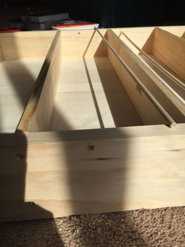 Интересная идея для кухни: выдвижная полка за холодильником