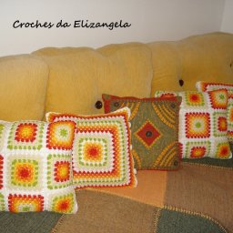 Яркие декоративные наволочки на подушки крючком