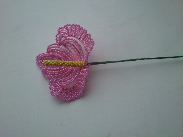 Красивый цветочек из бисера