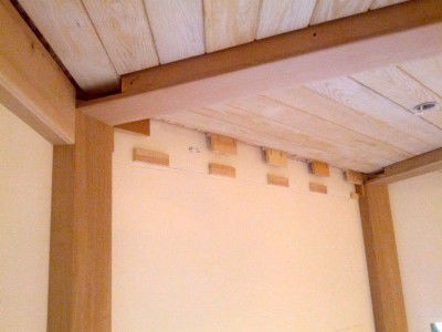 ​Необычный потолок с деревянными перекладинами