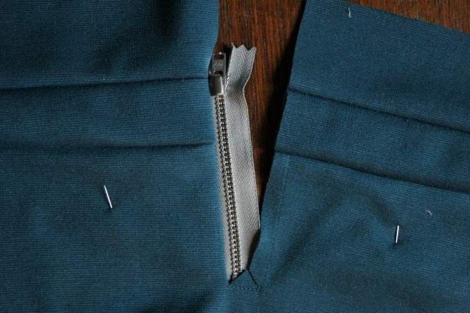 Молния на трикотажной юбке