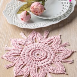 Красивая салфетка с бахромой