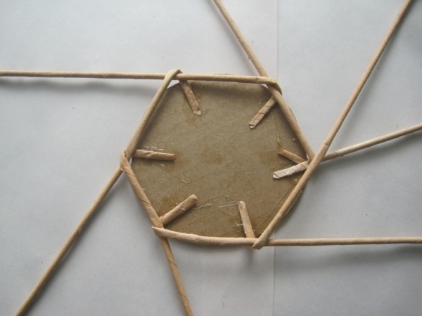 Вазочка из газетных трубочек