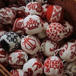 ​Вязаные шары с жаккардовым узором на старый новый год