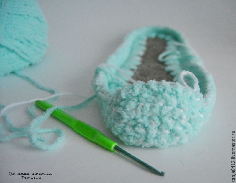 Вяжем домашние сапожки к Новому году: мастер-класс