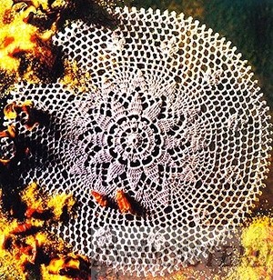 Ажурная вязанная салфетка