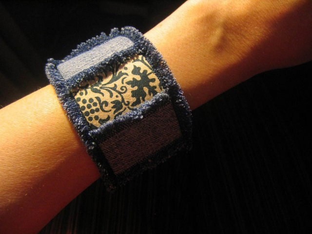 Браслет из джинсовой ткани