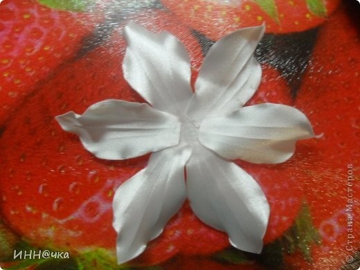 Лилия из атласных лент: мастер-класс