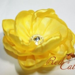 Превосходные цветочки из атласных лент