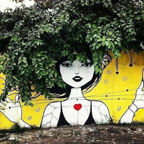 Природный летний стрит-арт с использованием деревьев