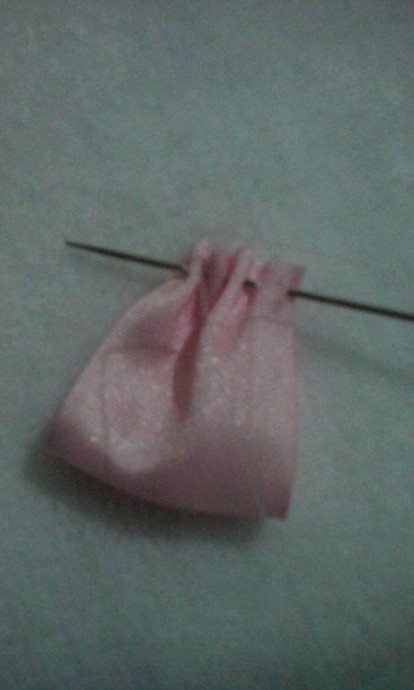 Роскошный цветок из атласной ленты