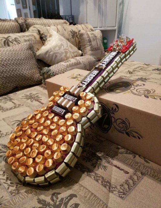 ​Сладкий подарок в виде гитары