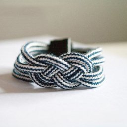 ​Браслет из разноцветного шнура