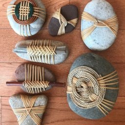 Камни с декоративной оплёткой