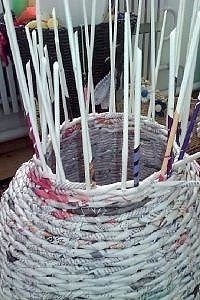 Напольная ваза из газетных трубочек