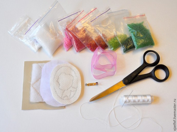 Маленькая брошь с вышивкой