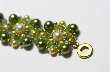 Очаровательный браслет из бисера