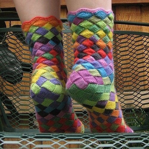 ​Очень симпатичные вязаные носки в стиле "энтерлак"