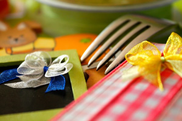 Одинаковые милые бантики в ряд