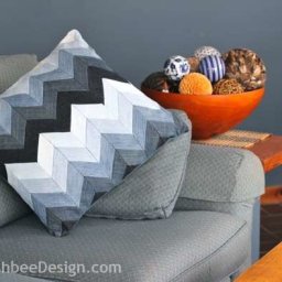 Подушка из старых джинсов с градиентным узором