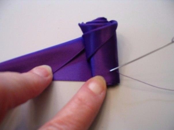 Роза из атласной ленты