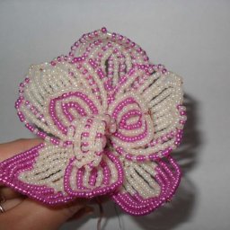 Бело-розовая орхидея из бисера