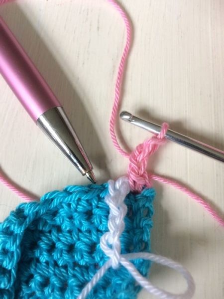 Двухцветная обвязка края крючком