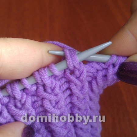 ​Красивая рельефная коса-резинка спицами